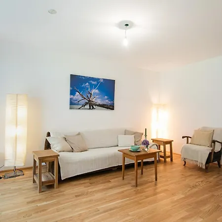 Apartment Am *